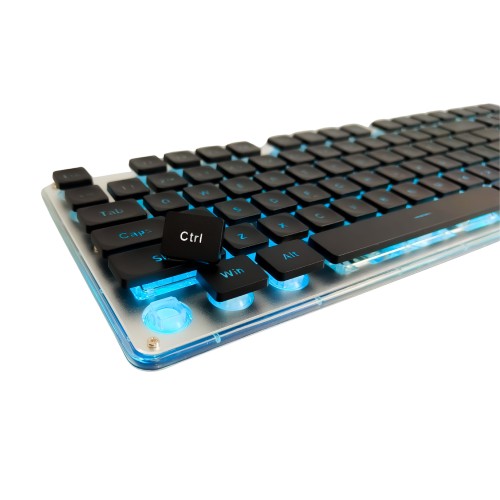 Zbliżenie na klawiaturę – podświetlenie LED i wyciągniety klawisz Ctrl