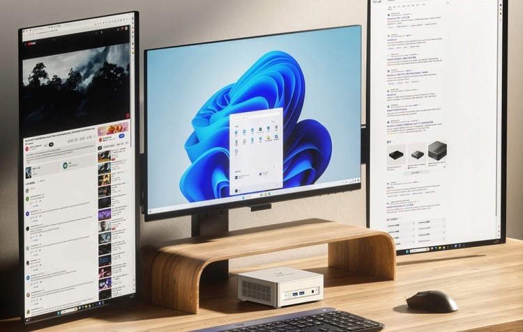 MINISFORUM UM870 Plus - na biurku